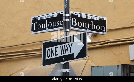 New Orleans, LA - 27. März 2016: Eine Nahaufnahme der Straßenschilder an der Ecke von Toulouse und Bourbon im Herzen der Innenstadt von New Orleans. Stockfoto