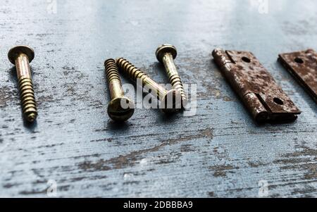 Rostige Metalloberfläche anschrauben. Nahaufnahme. Schrauben Industrie Hintergrund Textur. Selektiver Fokus. Branchenkonzept. Speicherplatz kopieren. Stockfoto