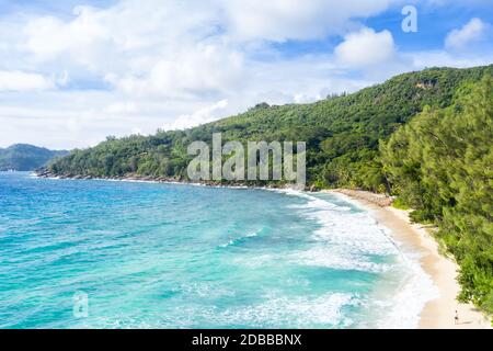 Seychellen Takamaka Strand Mahe Insel Landschaft Landschaft Natur Urlaub Meer Drohne Ansicht Luftbild Entspannen Stockfoto