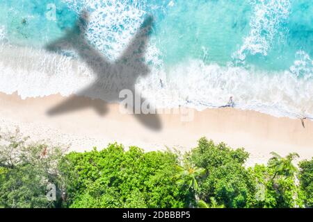 Symbolische Bild Urlaub Reise Reisen Seeflugzeug fliegen Seychellen Strand Wellen Stockfoto