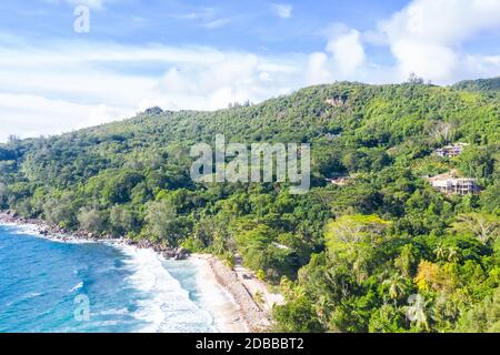 Seychellen Takamaka Strand Mahe Insel Landschaft Landschaft Urlaub Meer Drohne Ansicht Luftbild Entspannen Stockfoto