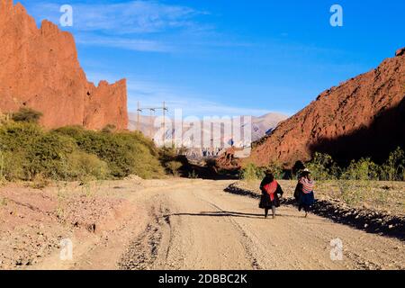 Bolivianischen Menschen zu Fuß entlang der Schotterstraße, Bolivien. Bolivianischen Landschaft Stockfoto