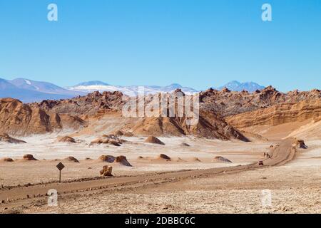 Chilenische Landschaft, unbefestigte Straße auf das Tal des Mondes. Chile panorama Stockfoto