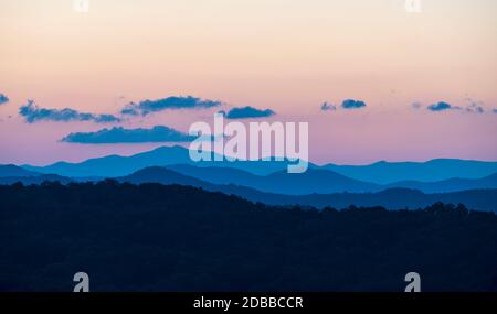 MORGENDÄMMERUNG BRICHT ÜBER DEN BLAUEN BERGRÜCKEN, NORDWESTEN GA, USA Stockfoto