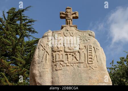 Menhir von Saint-Uzec. Menhir ist etwa acht Meter hoch und drei Meter breit. Es ist der größte Menhir in Frankreich mit christlichen Symbolen. Pleumeur-Bod Stockfoto