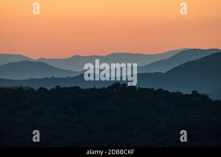 MORGENDÄMMERUNG BRICHT ÜBER DEN BLAUEN BERGRÜCKEN, NORDWESTEN GA, USA Stockfoto