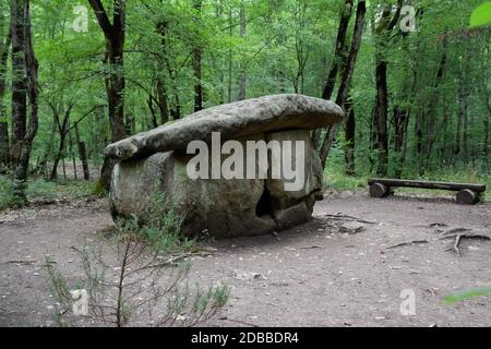 Dolmen in Shapsug. Wald in der Stadt in der Nähe des Dorfes Shapsugskaya, sind die Sehenswürdigkeiten Dolmen und Ruinen der alten Zivilisation. Stockfoto