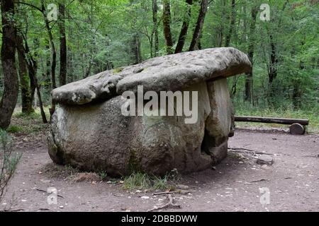 Dolmen in Shapsug. Wald in der Stadt in der Nähe des Dorfes Shapsugskaya, sind die Sehenswürdigkeiten Dolmen und Ruinen der alten Zivilisation. Stockfoto