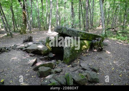 Dolmen in Shapsug. Wald in der Stadt in der Nähe des Dorfes Shapsugskaya, sind die Sehenswürdigkeiten Dolmen und Ruinen der alten Zivilisation. Stockfoto