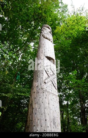 Der Tempel von Dagboga, ein heidnisches Idol im Bergwald von Shapsugi. Dazbog Stockfoto