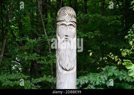 Der Tempel von Dagboga, ein heidnisches Idol im Bergwald von Shapsugi. Dazbog Stockfoto