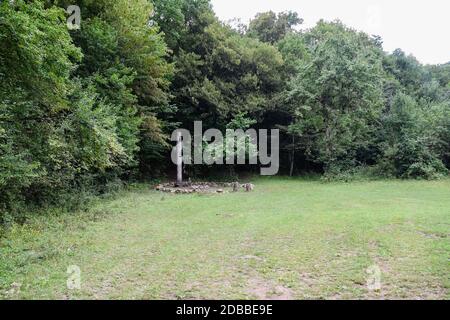 Der Tempel von Dagboga, ein heidnisches Idol im Bergwald von Shapsugi. Dazbog Stockfoto