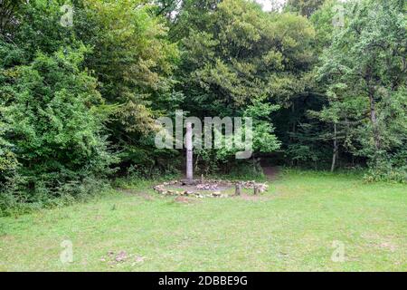 Der Tempel von Dagboga, ein heidnisches Idol im Bergwald von Shapsugi. Dazbog Stockfoto