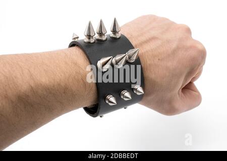 Armband im Stil von Gothic Rock mit Spikes gekleidet Auf einer Hand auf weißem Hintergrund Stockfoto