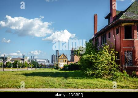 Wolkenkratzer von Detroit Downtown sind hinter einem alten gesehen und vernachlässigte Nachbarschaft Stockfoto