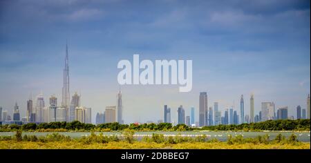 Blick auf Dubai Downtown Skyline von Ras Al Khor Wildlife Sanctuary Stockfoto