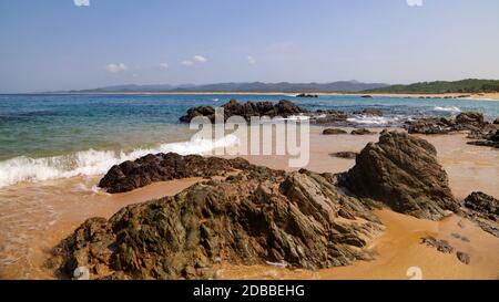 Ein Blick auf die mexikanische Küste auf der pazifischen Seite, aufgenommen am Playa Mayto in Jalisco. Stockfoto