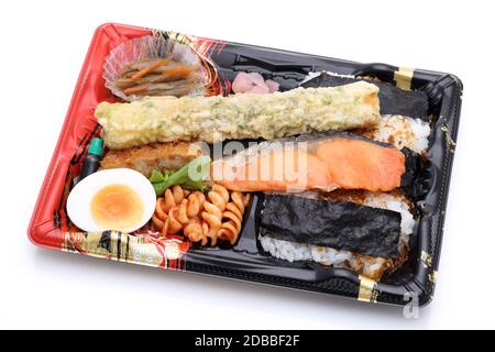 Japanisches Sake Bento Lunch isoliert auf weißem Hintergrund Stockfoto