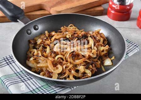 Goldbraune karamellisierte Zwiebeln in einer kleinen Pfanne Stockfoto