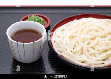 Japanische Zaru udon Nudeln in eine Platte mit Sojasauce auf weißem Hintergrund Stockfoto