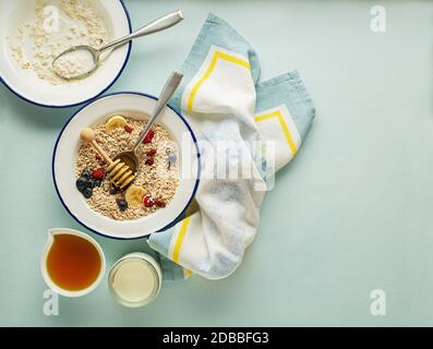 Frühstück mit Haferflocken und Obst. Leckeres gesundes Frühstück. Stockfoto
