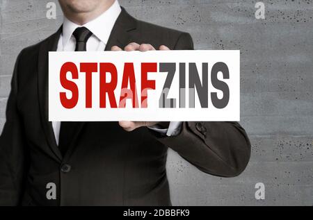 Strafzinz (im deutschen Negativzins) Zeichen vom Geschäftsmann gehalten wird. Stockfoto