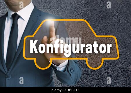 Konfigurator (im deutschen Konfigurator) Auto Touchscreen wird von Menschen betrieben. Stockfoto