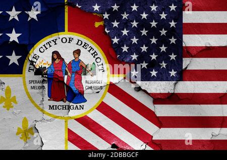 Flaggen von Detroit und USA auf rissige Wand gemalt Stockfoto