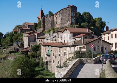 Malerisches Dorf Saint Privat d'Allier in der Auvergne in Frankreich Mit Steinhäusern und einer Kirche Stockfoto