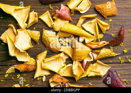 Schöne getrocknete Äpfel auf dunklem Holzhintergrund. Tolle Aussicht. Stockfoto