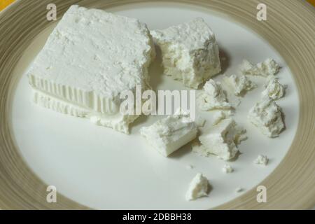 Der typische griechische Feta-Käse auf einem Teller Stockfoto