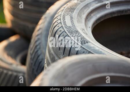 Alte Reifen in einem Abfallhaufen wurden von beseitigt Illegales Dumping Stockfoto