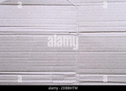 Vollformat-Textur von leeren zerknittert und zerknittert weißen Karton Hintergrund. Stockfoto