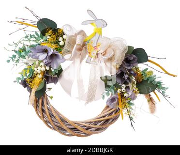 Handgefertigter Frühlingskranz mit Blumen dekoriert. Das Symbol für Glück und Wohlstand. Ostergeschenk Stockfoto