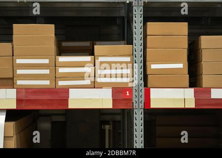 Lager mit Schachteln von Produkten geladen Stockfoto