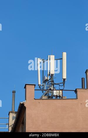 Signalgeber für Mobilfunknetz auf einem Gebäudedach Stockfoto