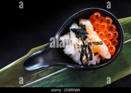 Aka Ebi Foie Gras Trüffelschuss Schnapsdisplay auf Bambusblatt. Buffet Mit Japanischer Küche. Stockfoto