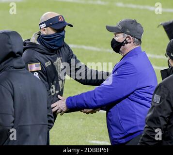 Chicago, Usa. November 2020. Chicago trägt Cheftrainer Matt Nagy und Minnesota Vikings Cheftrainer Mike Zimmer schütteln nach dem Minnesota Vikings 19-13 Sieg im Soldier Field in Chicago am Montag, 16. November 2020 die Hände. T Foto von Mark Black/UPI Kredit: UPI/Alamy Live Nachrichten Stockfoto