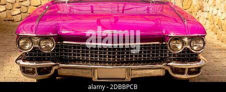 Oldtimer-Klassiker im Retro-Stil. Schöne rosa Auto, Vorderansicht. Stockfoto
