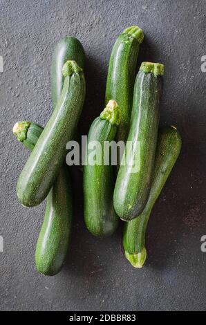 Frisch geernteten Zucchini, grünes Gemüse auf dunklem Hintergrund, Sommer Squash. Frische Produkte vom Bauernhof Stockfoto