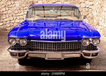 Oldtimer-Klassiker im Retro-Stil. Schöne rosa Auto, Vorderansicht. Stockfoto