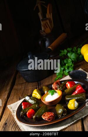 Yaprak Sarması - rustikale Weinblätter mit Reis gefüllt Stockfoto