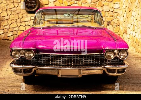 Oldtimer-Klassiker im Retro-Stil. Schöne rosa Auto, Vorderansicht. Stockfoto