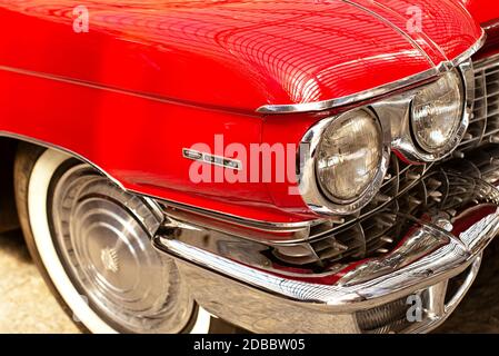 Oldtimer-Klassiker im Retro-Stil. Schöne rosa Auto, Vorderansicht. Stockfoto