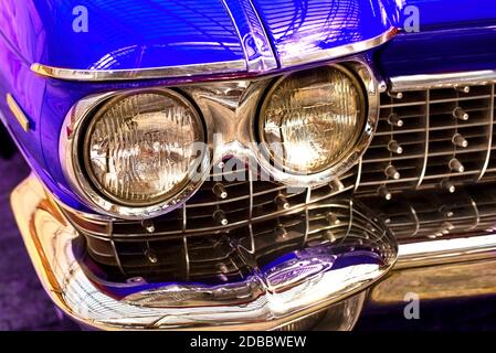 Oldtimer-Klassiker im Retro-Stil. Schöne rosa Auto, Vorderansicht. Stockfoto