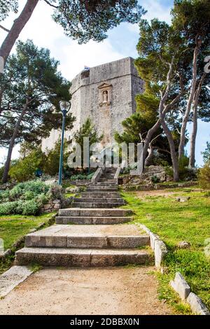 Mittelalterliche Festung Lovrijenac auf der westlichen Wand von Dubrovnik entfernt Stockfoto