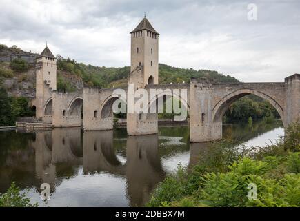 Cahors, Frankreich - 15 September, 2018: Die mittelalterliche Pont Valentre über den Fluss Lot, Cahors, Lot, Frankreich Stockfoto