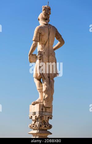 MAILAND, ITALIEN - 28. SEPTEMBER 2018: Mailänder Dom (Duomo di Milano), gotische Kirche, Statue auf der Spitze mit einem Blitzableiter. Es ist die größte Kirche Stockfoto