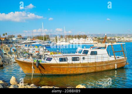 Marina mit Yachten und Motorbooten in hellem Sonnenlicht. Paphos, Zypern Stockfoto