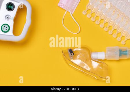 Schutzmaßnahmen für Coronavirus. Nahaufnahme eines Inhaliergeräts mit medizinischer Gesichtsmaske oder Vernebler zur Behandlung der Atemwege, Natriumchlorid Stockfoto